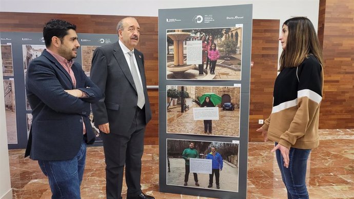 El presidente de la DPT, Manuel Rando, y el diputado de Cultura, Diego Piñeiro, visitando la exposición junto con la técnico del IET, Sara Castellote.