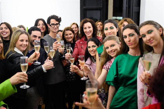 El diseñador Daniel Cerdán tras el micro desfile en su establecimiento de Almería.