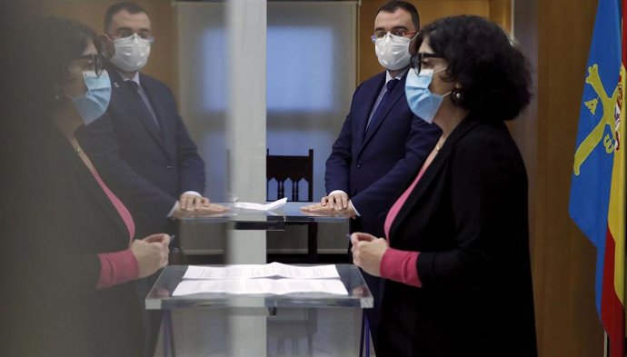 Archivo - El presidente del Principado, Adrián Barbón, y la gerente del Sespa, Concepción Saavedra, en rueda de prensa.