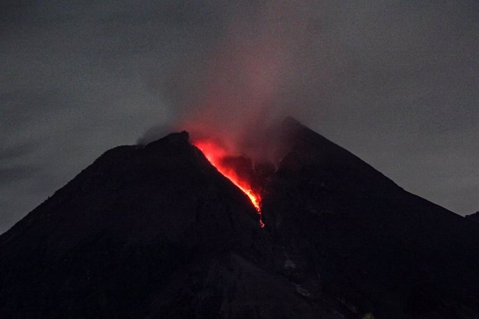 Archivo - Imagen de archivo de una erupción del volcán 'Merapi' 