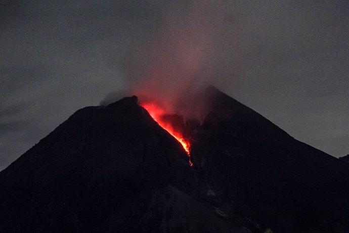 Archivo - 11 March 2022, Indonesia, Sleman: Mount Merapi volcano spews lava after its eruption a day earlier. Photo: Slamet Riyadi/ZUMA Press Wire/dpa