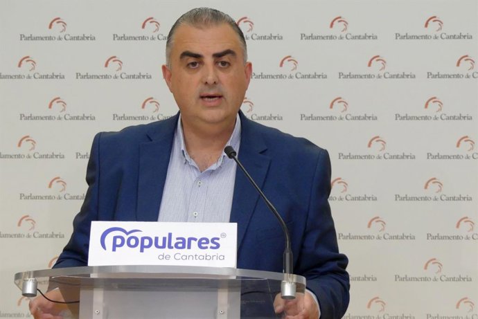 Archivo - El diputado del PP en el Parlamento de Cantabria Roberto Media