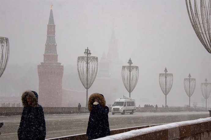 06 March 2023, Russia, Moscow: People walk along the Bolshoy Moskvoretsky Bridge with The Kremlin seen in the background during an abnormal snowstorm which hit the Russian capital. Photo: Vlad Karkov/SOPA Images via ZUMA Press Wire/dpa