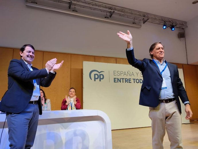 El presidente electo del PP de Salamanca, Carlos García Carbayo (d), junto al presidente del PPCyL, Alfonso Fernández Mañueco (i), en el Congreso Provincial de Salamanca
