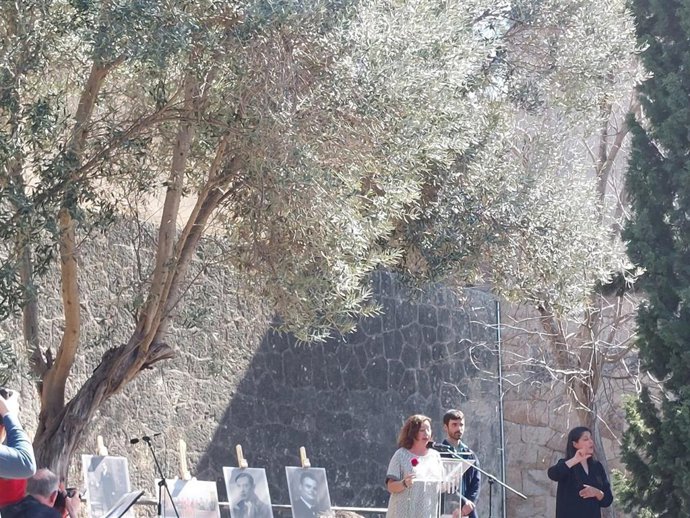 La presidenta del Govern, Francina Armengol, durante el acto de retorno de los restos de Andreu Blanch, Emilio García-Peñuela, Antonio González y Lloren Suárez  a sus familiares, en el cementerio de Palma