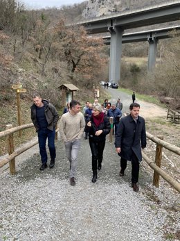 El consejero Mikel Irujo y la directora general, Maitena Ezkutari, acompanados por Aitor Larraza, presidente de Plazaola Partzuergo Turistiko