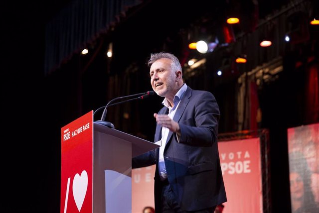 El secretario general del PSOE Canarias, Ángel Víctor Torres