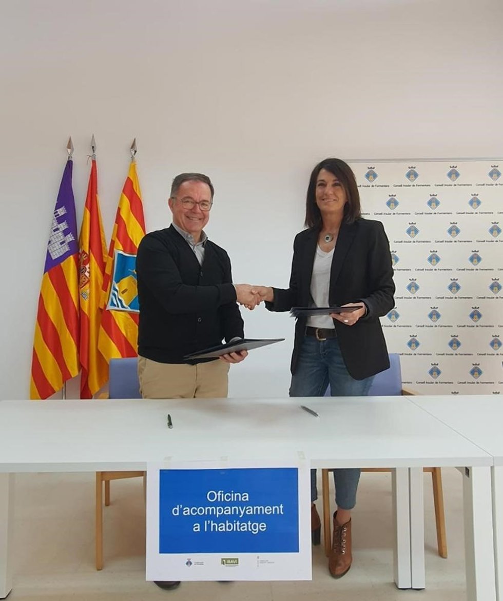 El conseller de Movilidad y Vivienda, Josep Marí, junto a la presidenta del Consell de Formentera, Ana Juan