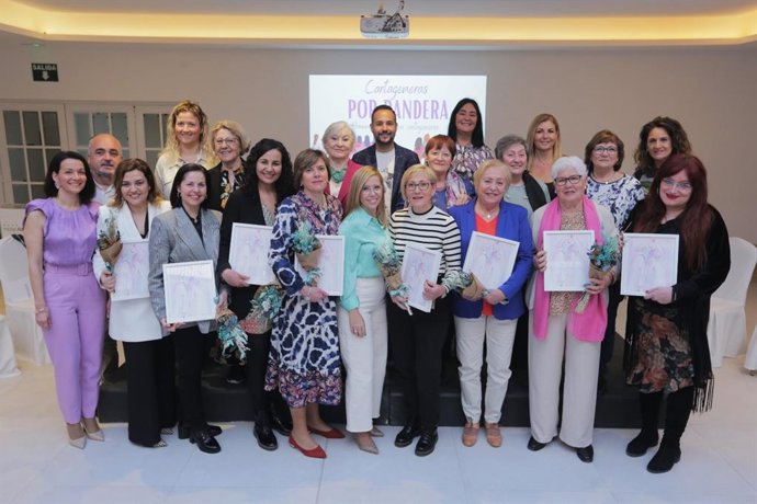 Sí Cartagena entrega los I premios Cartageneras por Bandera para homenajear a 7 mujeres y la Plataforma 8M