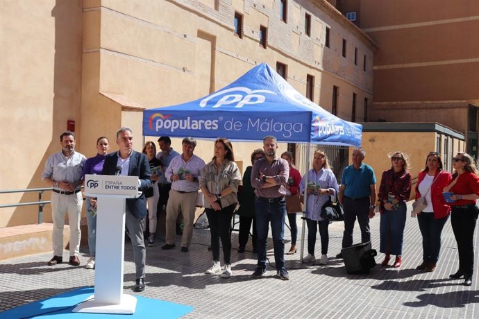El coordinador general del PP, Elías Bendodo, este sábado en una carpa informativa del partido en Málaga.