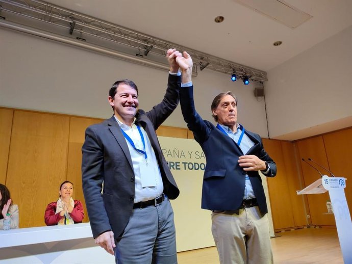 El presidente del PPCyL, Alfonso Fernández Mañueco (i), y el presidente electo del PP de Salamanca, Carlos García Carbayo (d), en el Congreso Provincial
