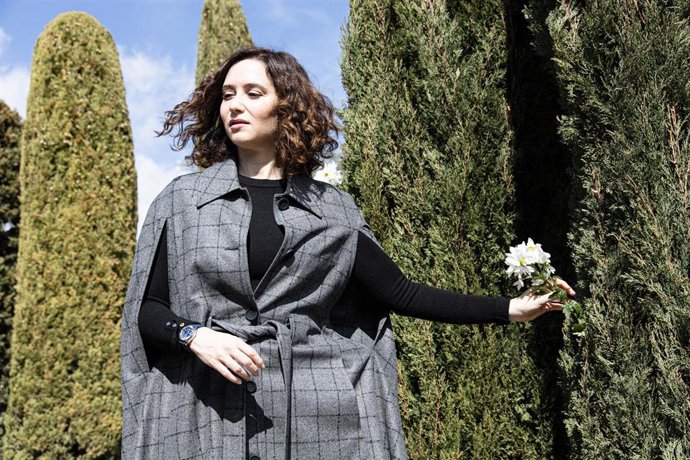 La presidenta de la Comunidad de Madrid, Isabel Díaz Ayuso, con una flor durante el acto en recuerdo a las víctimas del terorrismo, en el Bosque del Recuerdo del Parque de El Retiro