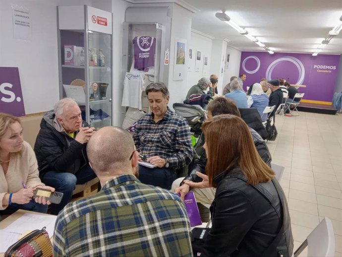 Podemos e IU recogen decenas de propuestas que pondrán "al servicio de Cantabria"