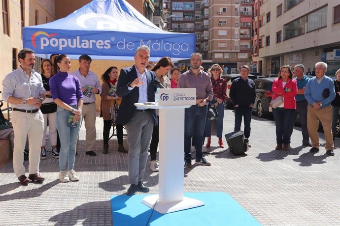 El coordinador general del PP, Elías Bendodo, en la visita a una carpa del PP en Málaga.