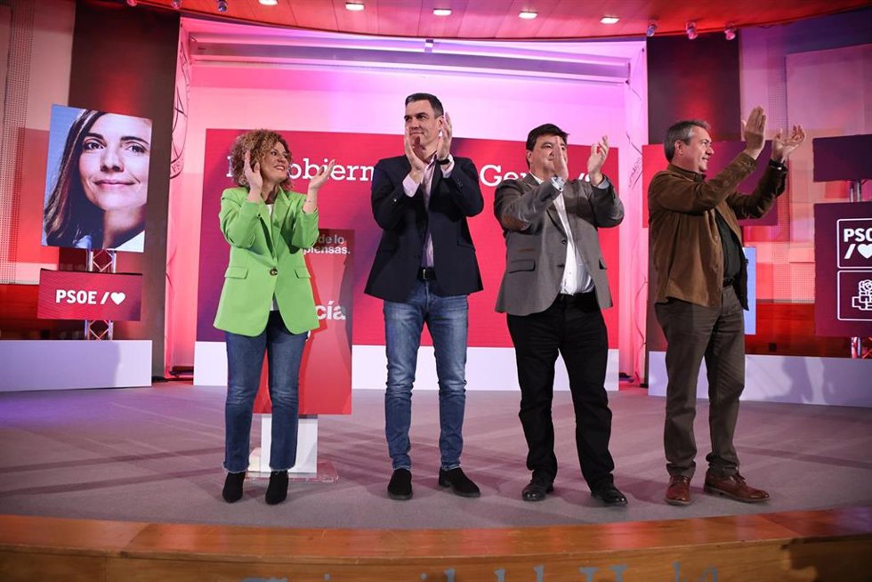 El presidente del Gobierno, Pedro Sánchez, junto al alcalde de Huelva Gabriel Cruz, el secretario general del PSOE-A, Juan Espadas, y la secretaria general del PSOE de Huelva en la Convención Municipal de Andalucía en la capital onubense.