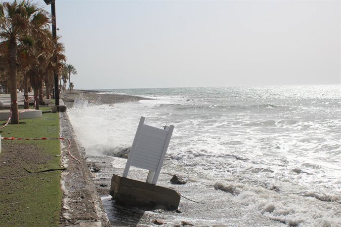 Playa de Albuñol durante el temporal de febrero.