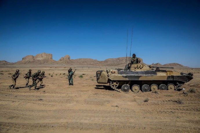 Archivo - HANDOUT - 08 September 2022, Iran, Nasrabad: Iranian soldiers and a military tank take part in a military exercise in Nasrabad in the city of Isfahan, central Iran. Photo: -/Iranian Army Office via ZUMA Press Wire/dpa - ATTENTION: editorial us