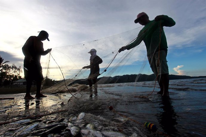 Archivo - Pescadores en Mindoro, Filipinas