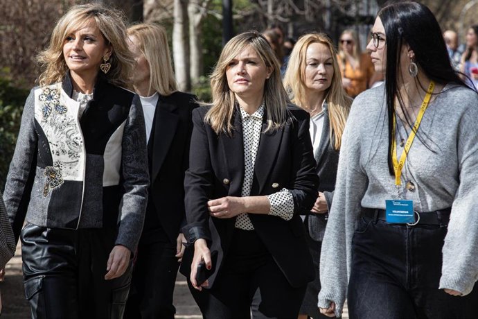 La portavoz nacional de Ciudadanos, Patricia Guasp (c), asiste al acto en recuerdo a las víctimas del terorrismo, en el Bosque del Recuerdo del Parque de El Retiro, a 11 de marzo de 2023, en Madrid (España). El acto organizado por la AVT  se celebra com