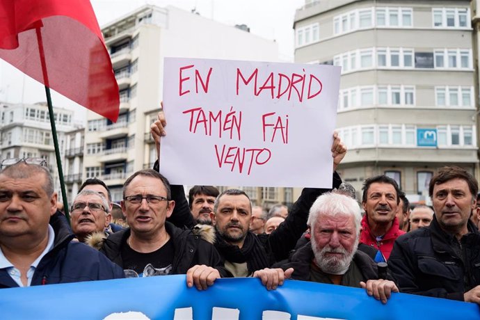 Cientos de personas protestan con carteles durante una concentración contra el plan de parques eólicos marinos frente a la Delegación del Gobierno en A Coruña, a 11 de marzo de 2023, en A Coruña, Galicia (España). 