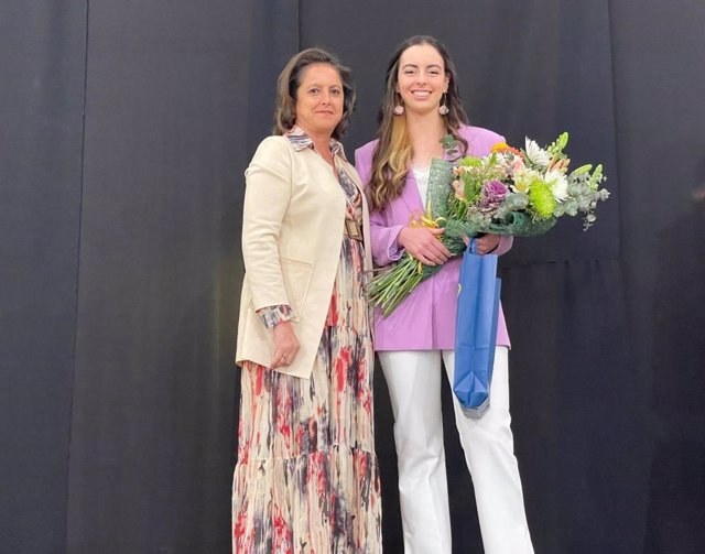 La consejera de Salud y Consumo, Catalina García, entrega las distinciones Mujeres del Año a cuatro sanitarias de La Guardia