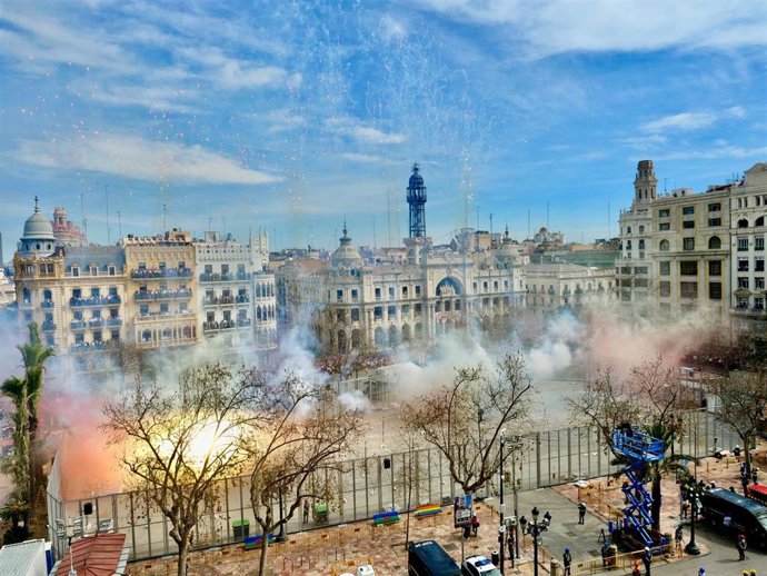 Pirotecnica Tomás dispara una 'masclet' "muy cargadita" en una plaza abarrotada a pesar del calor y el viento