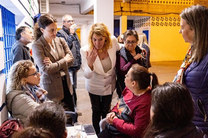 La candidata del PP a la Alcaldía de Huelva, Pilar Miranda, duranta su visita al barrio de La Hispanidad.