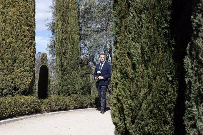 El presidente del Partido Popular, Alberto Núñez Feijóo, con una flor durante el acto en recuerdo a las víctimas del terorrismo, en el Bosque del Recuerdo del Parque de El Retiro, a 11 de marzo de 2023, en Madrid (España). El acto organizado por la AVT 