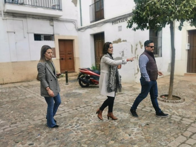 La candidata de Vox a la Alcaldía de Córdoba, Yolanda Almagro, en el barrio de San Lorenzo