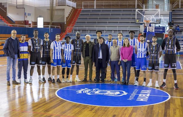 El alcalde de Huelva, Gabriel Cruz, visita al Club de Baloncesto Huelva Comercio Viridis.