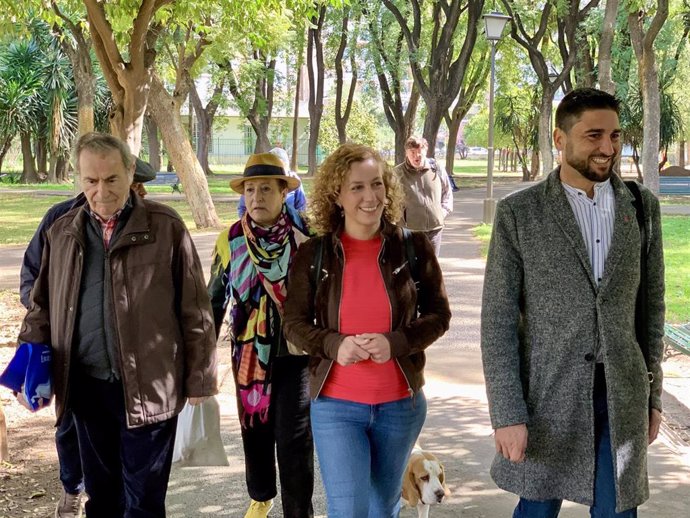 La candidata de Podemos-Izquierda Unida a la Alcaldía de Sevilla, Susana Hornillo, y otros miembros de la confluencia han mantenido un encuentro con la Asociación de Vecinos Ecologistas.