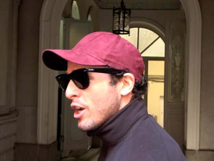 ÍÑIGO ONIEVA ENTRA EN SU DOMICILIO