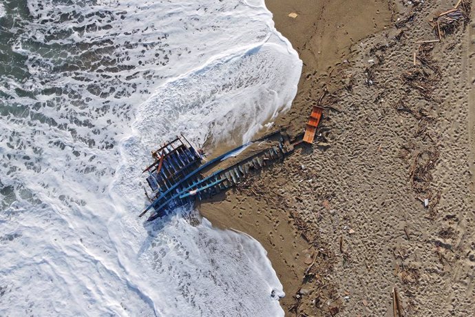 27 February 2023, Italy, Steccato di Cutro: An aerial view shows shipwreck's remains are washed on Steccato di Cutro beach after a boat carrying refugees capsized against rocks off Italy's Calabria coast, killing at least 60 people. Photo: Giovanni Isol