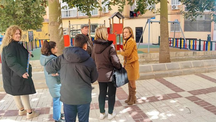 Begoña Medna, viceportavoz socialista en el Ayuntamiento de Málaga, junto a vecinos de Bonaire