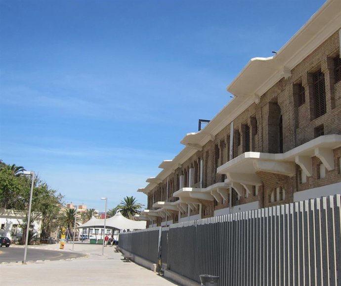 Archivo - Imagen de los docks del puerto de Valncia                           