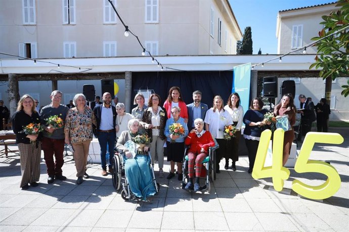 La presidenta del Consell de Mallorca, Catalina Cladera, y la consellera insular de Derechos Sociales y presidenta del IMAS, Sofia Alonso, participan en el 45 aniversario de la Llar dels Ancians