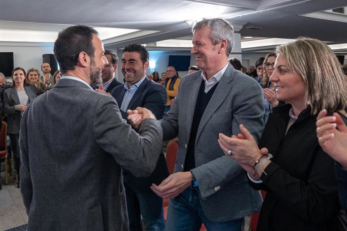 El líder del PPdeG, Alfonso Rueda, apoya al candidato en Tui, Nico Montes e insiste en que votar al PSOE el 28M es darle "fuerzas a Sánchez para que siga en la Moncloa"