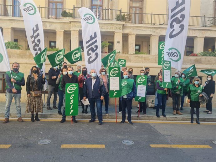 Archivo - Trabajadores de prisiones andaluzas protestan por las últimas agresiones ante la Subdelegación del Gobierno de Almeria. (Foto de archivo).