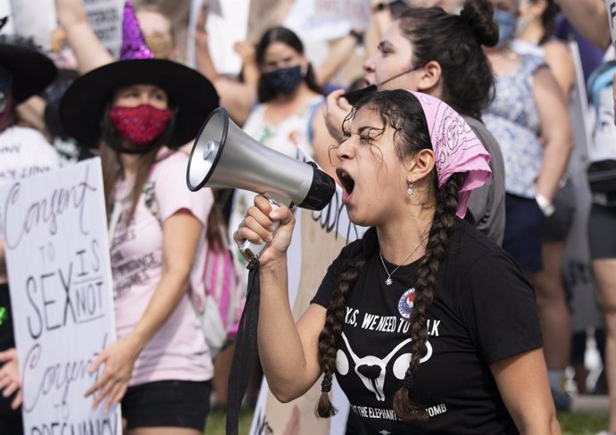 Archivo - 02 October 2021, US, Austin: A woman shouts through a megaphone as several thousand Texas women gather on the south steps of the Capitol to protest recent Texas laws restricting a woman's right to abortion. Photo: Bob Daemmrich/ZUMA Press Wire