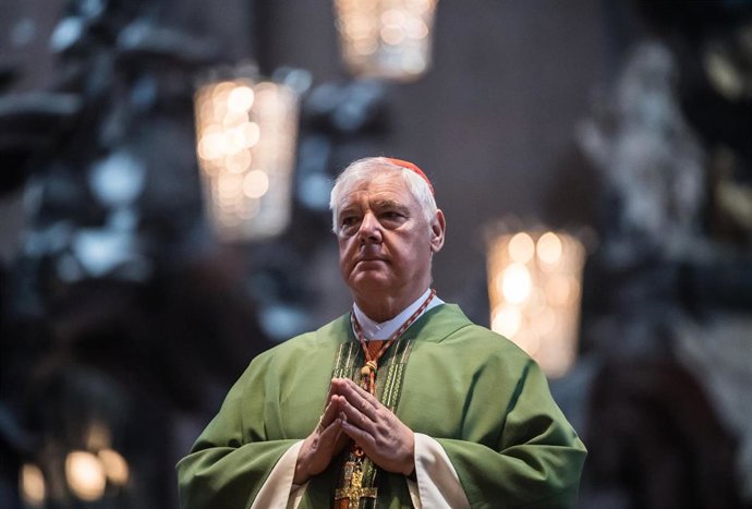 Archivo - FILED - 02 July 2017, Rhineland-Palatinate, Mainz: Cardinal Gerhard Ludwig Mueller stands in the cathedral.