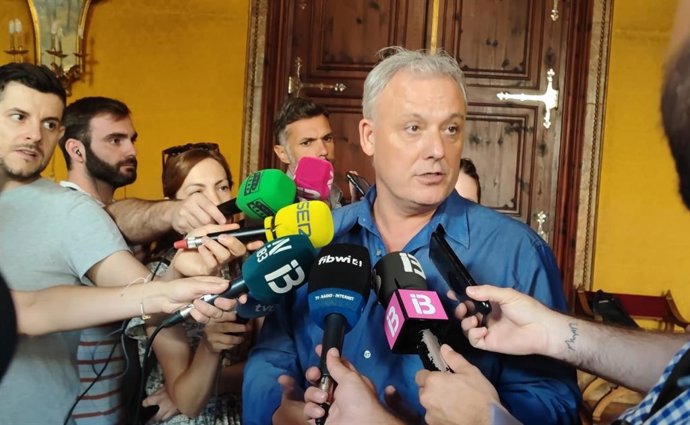 Archivo - El secretario general de MÉS per Mallorca y candidato a la presidencia del Consell, Jaume Alzamora, atendiendo a los medios. Archivo.
