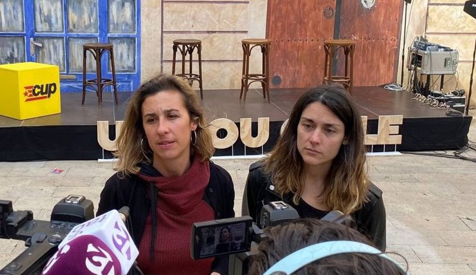 La diputada de la CUP en el Parlament Laia Estrada junto a la candidata de la CUP para las elecciones municipales de mayo en la ciudad Eva Miguell
