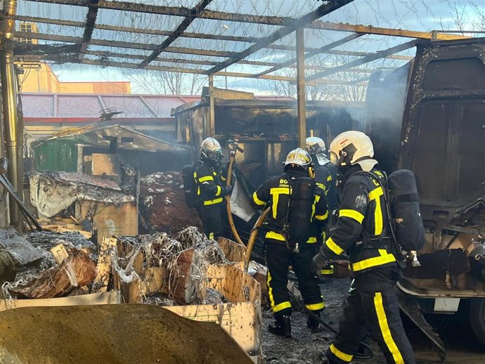 Bomberos de la Comunidad de Madrid evitan la propagación de un incendio en una caseta anexa a una nave industrial en Parla.