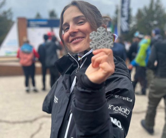 La española Irati Idiakez posa con su medalla de plata de la prueba de boardercross de los Mundiales de Snowboard Paralímpico de 2023 de La Molina