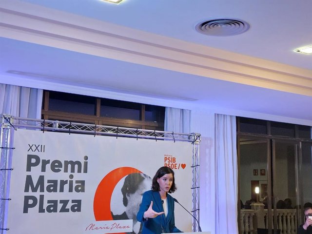 La secretaria de Igualdad del PSOE y diputada en el Congreso, Andrea Fernández, durante su intervención en el acto de entrega del XXII Premio Maria Plaza, en Palma