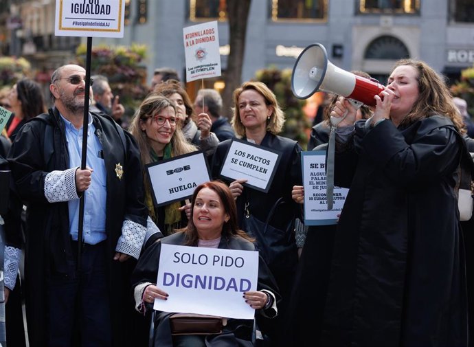 Un grupo de letrados de la Administración de Justicia (LAJ) sujetan varias pancartas durante una manifestación desde Callao a San Bernardo 45, a 9 de marzo de 2023, en Madrid (España).