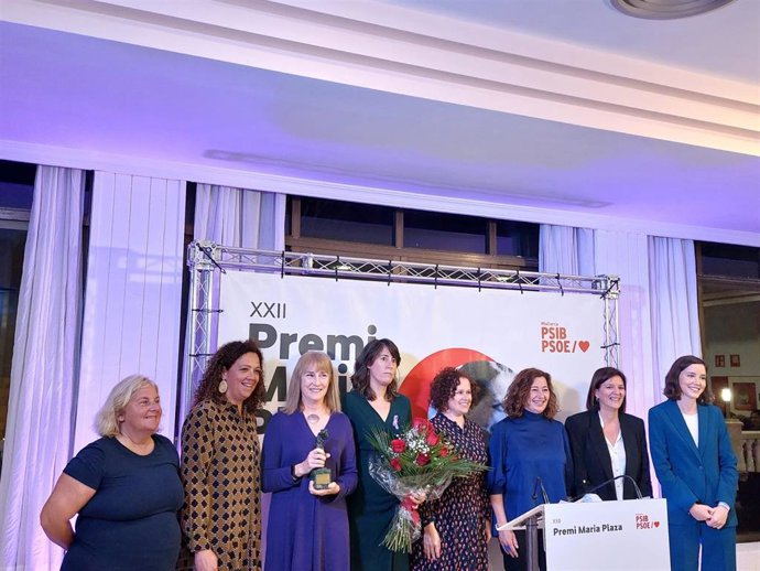 Los Socialistas de Mallorca entregan el XXII Premio Maria Plaza a 'Feminisme a l'escola'