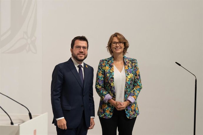Archivo - El presidente de la Generalitat, Pere Aragons y la nueva consellera de Acción Exterior, Meritxell Serret, posan tras su toma de posesión, en el Palau de la Generalitat, a 11 de octubre de 2022, en Barcelona, Cataluña (España). Los siete nuevo