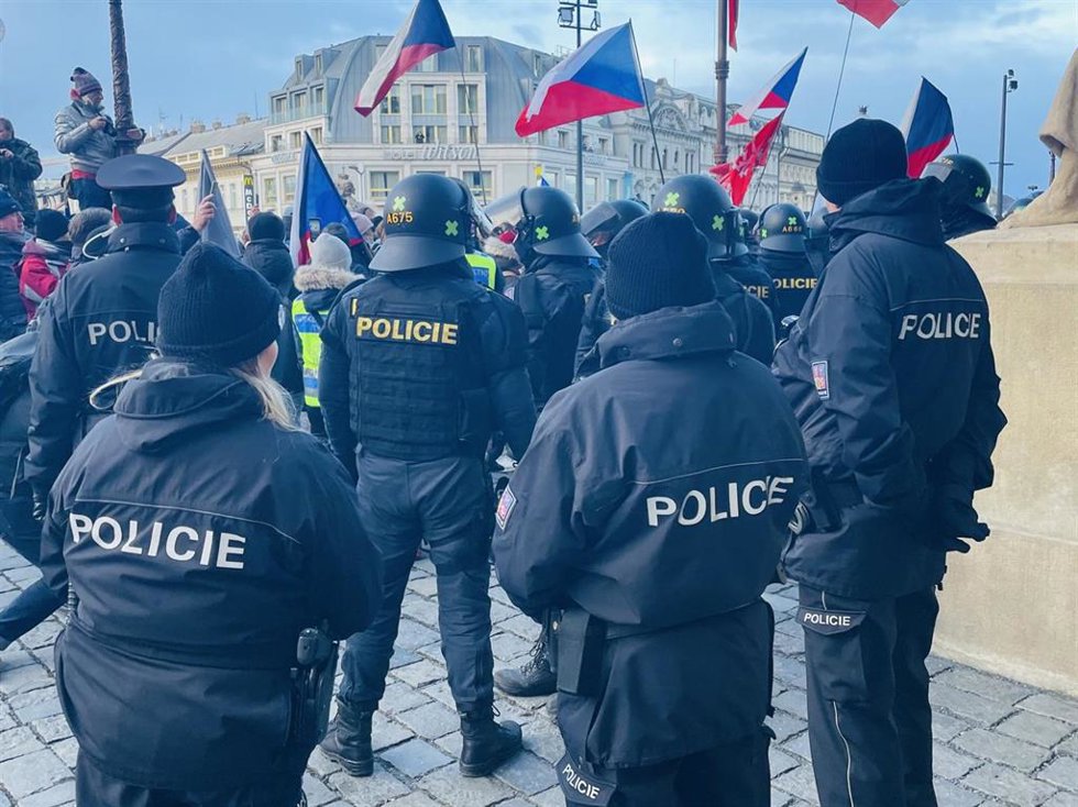 La Policía de República Checa durante una manifestación en Praga contra la pobreza y la entrega de armas a la guerra de Ucrania
