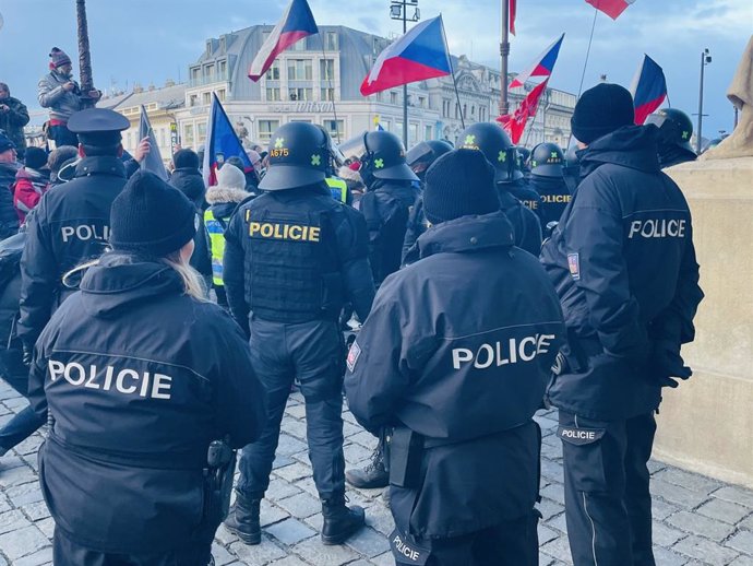 La Policía de República Checa durante una manifestación en Praga contra la pobreza y la entrega de armas a la guerra de Ucrania